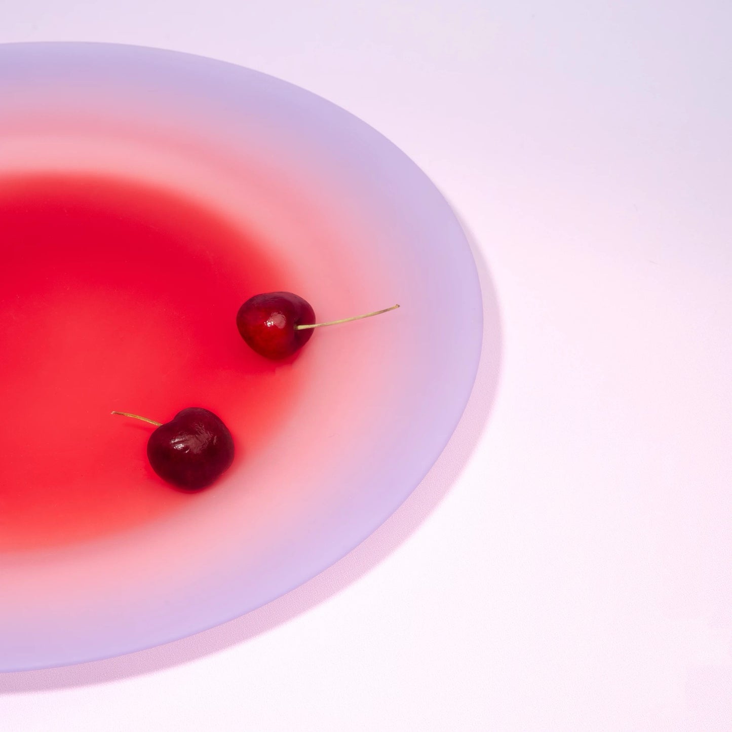 Shy Berry Mist Hand‑Sprayed Glass Dinner Plate